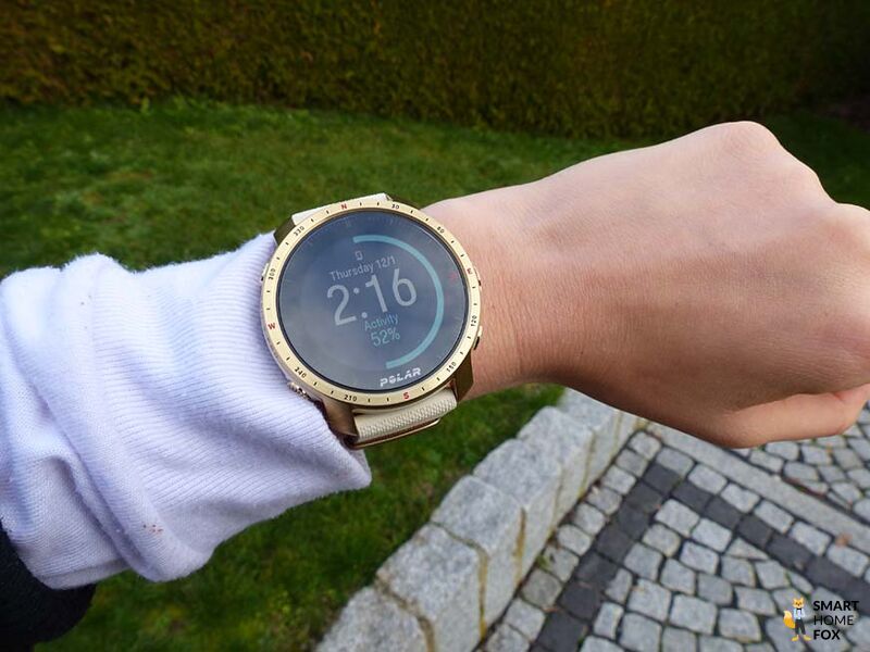 Man sieht den Aktivitätstracker auf der Polar Grit X Pro.